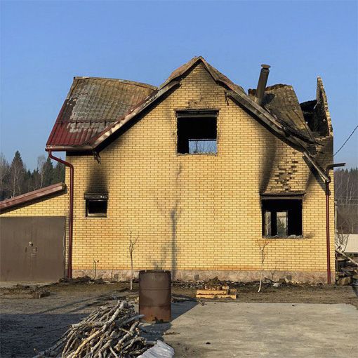 Снос сгоревшего дома с фундаментом